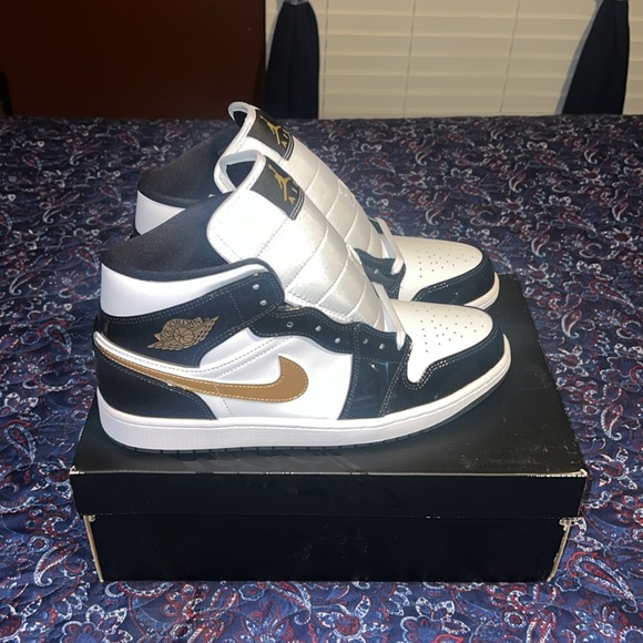 Air Jordan 1 Mid - Picture 3 of 5
